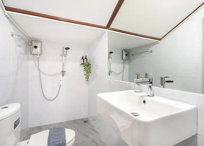 Villa Miq Hk16 - 3br Huai Khwang Mrt With Pool Table Near Jodd Fair Bangkok