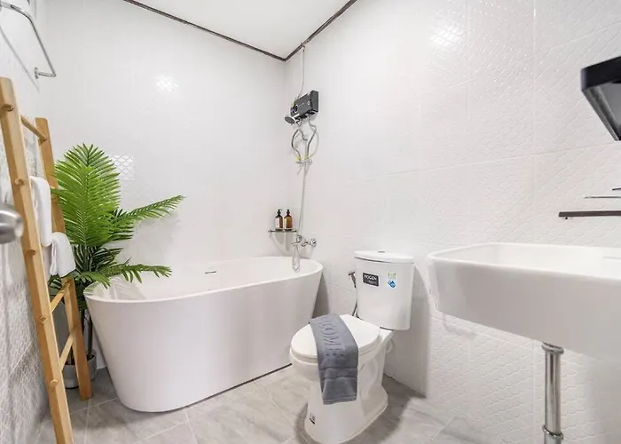 Villa Miq Hk16 - 3br Huai Khwang Mrt With Pool Table Near Jodd Fair